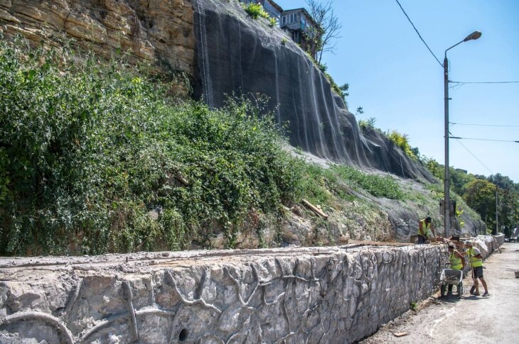     Реконструкция подпорной стены на Героев Севастополя. Источник: t.me/razvozhaev.