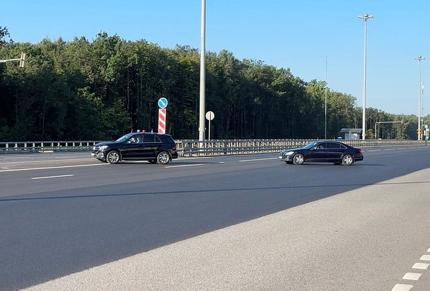    Кортеж Уиткоффа покидает аэропорт Внуково. Кадр: Yulia Morozova / Reuters