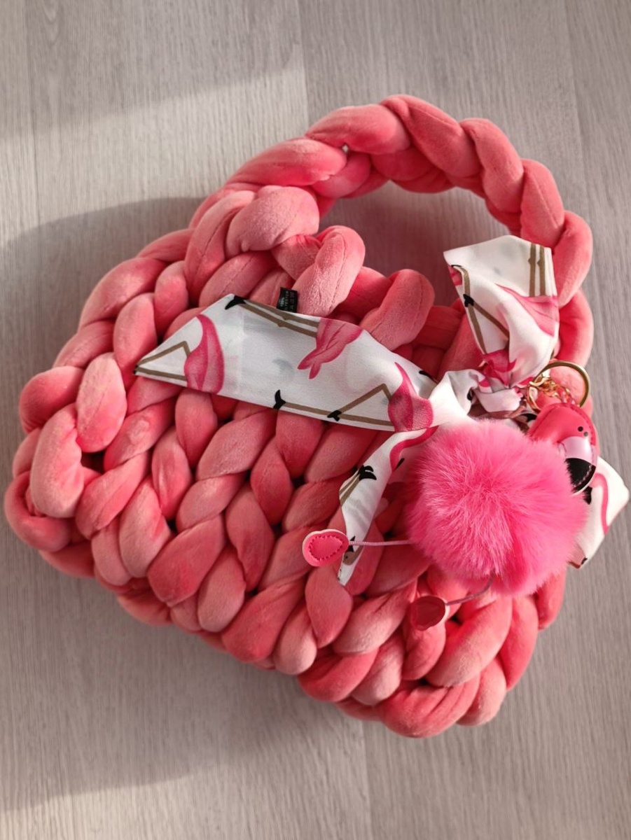 Готовая сумка, связанная из толстой плюшевой пряжи LePoKri. Можно сделать такую за один вечер — без спиц и крючков!