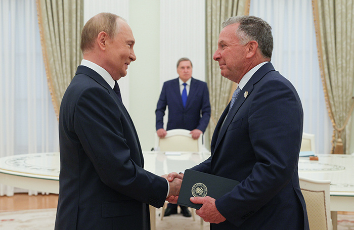    Президент РФ Владимир Путин и спецпосланник президента США Стивен Уиткофф (слева направо) во время встречи в Кремле.Гавриил Григоров/пресс-служба президента РФ/ТАСС