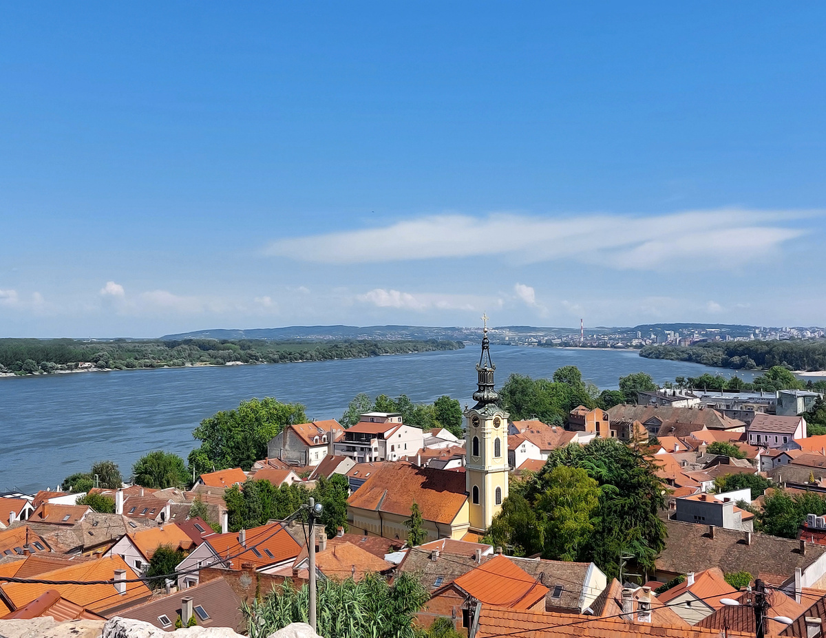 Вид со смотровой площадки у башни Миллениум в Земуне. Белград, Сербия.