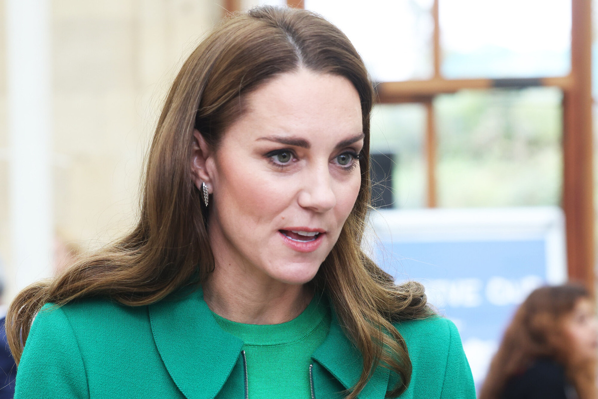     Похудевшая Кейт Миддлтон появилась на публике в изумрудном брючном костюме