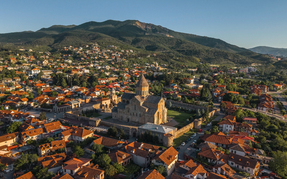 Вид с воздуха на Мцхету со средневековым Собором Светицховели. Источник фото: www.shutterstock.com