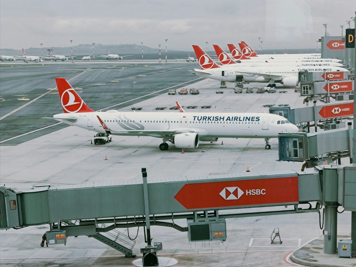 Из Стамбула в Невшехир летают только две авиакомпании — AJet и Turkish Airlines. Фото: Samet Dayı / Unsplash