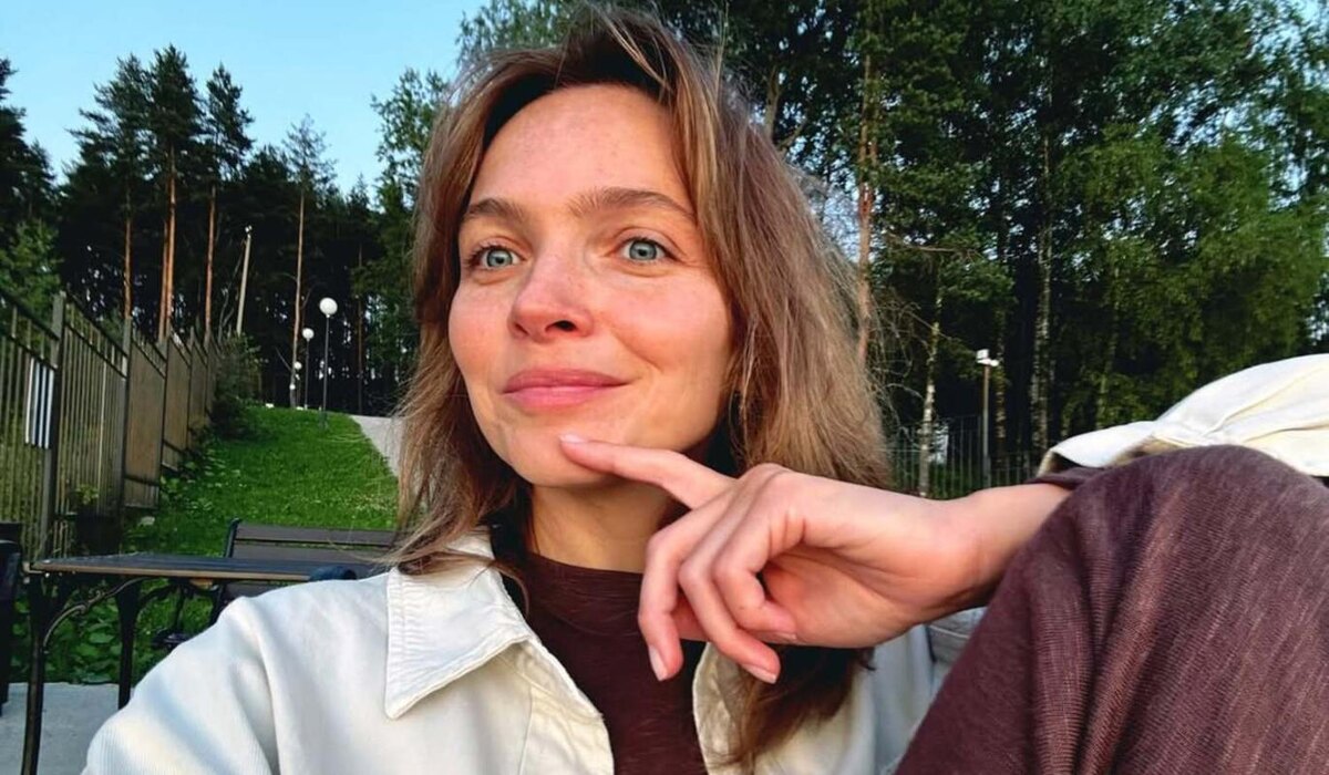     Звезду сериала "Восьмидесятые" Наталью Земцову выселили из отеля в Турции