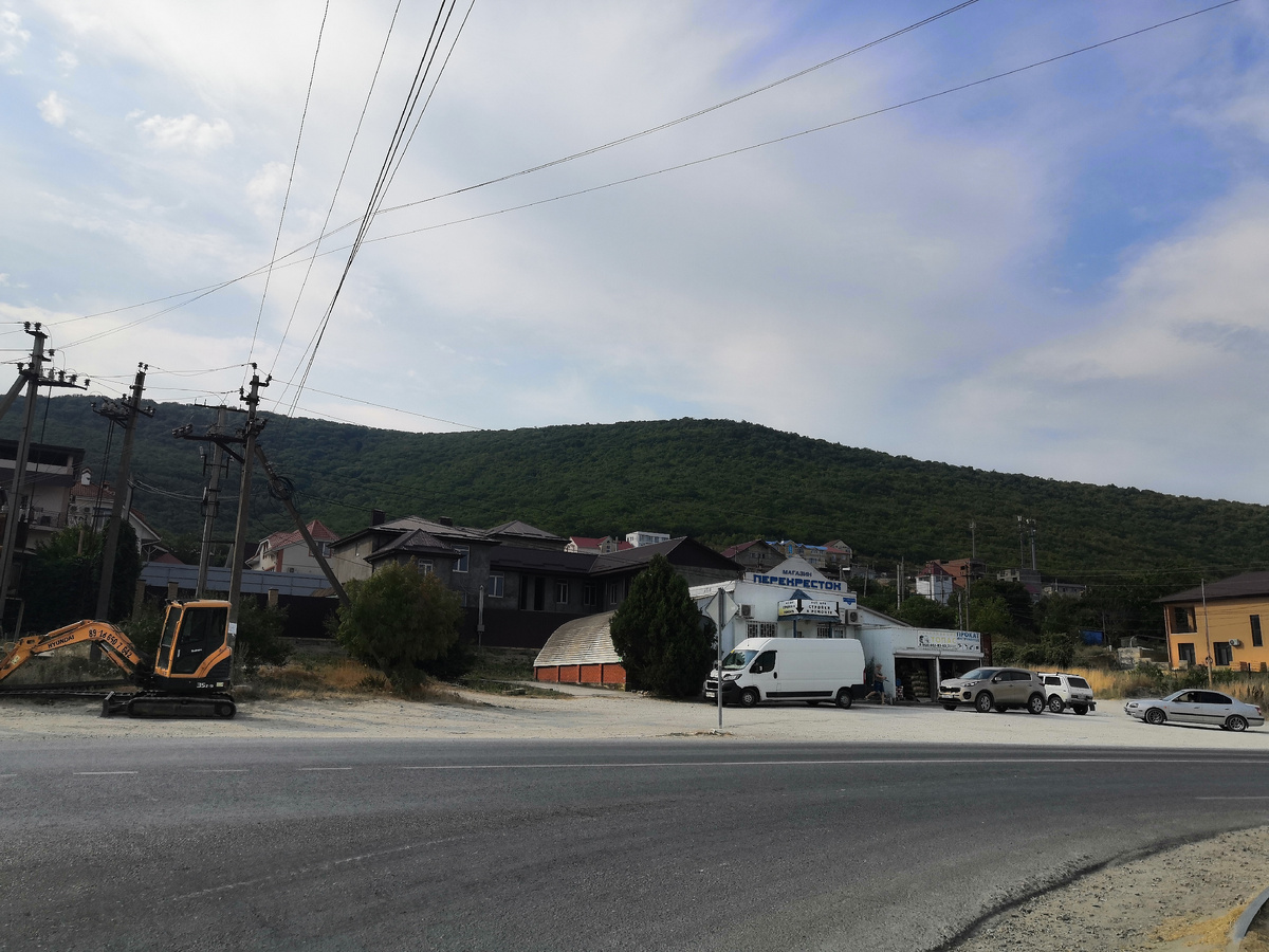 Местный Перекресток и дорога в поселке Сукко