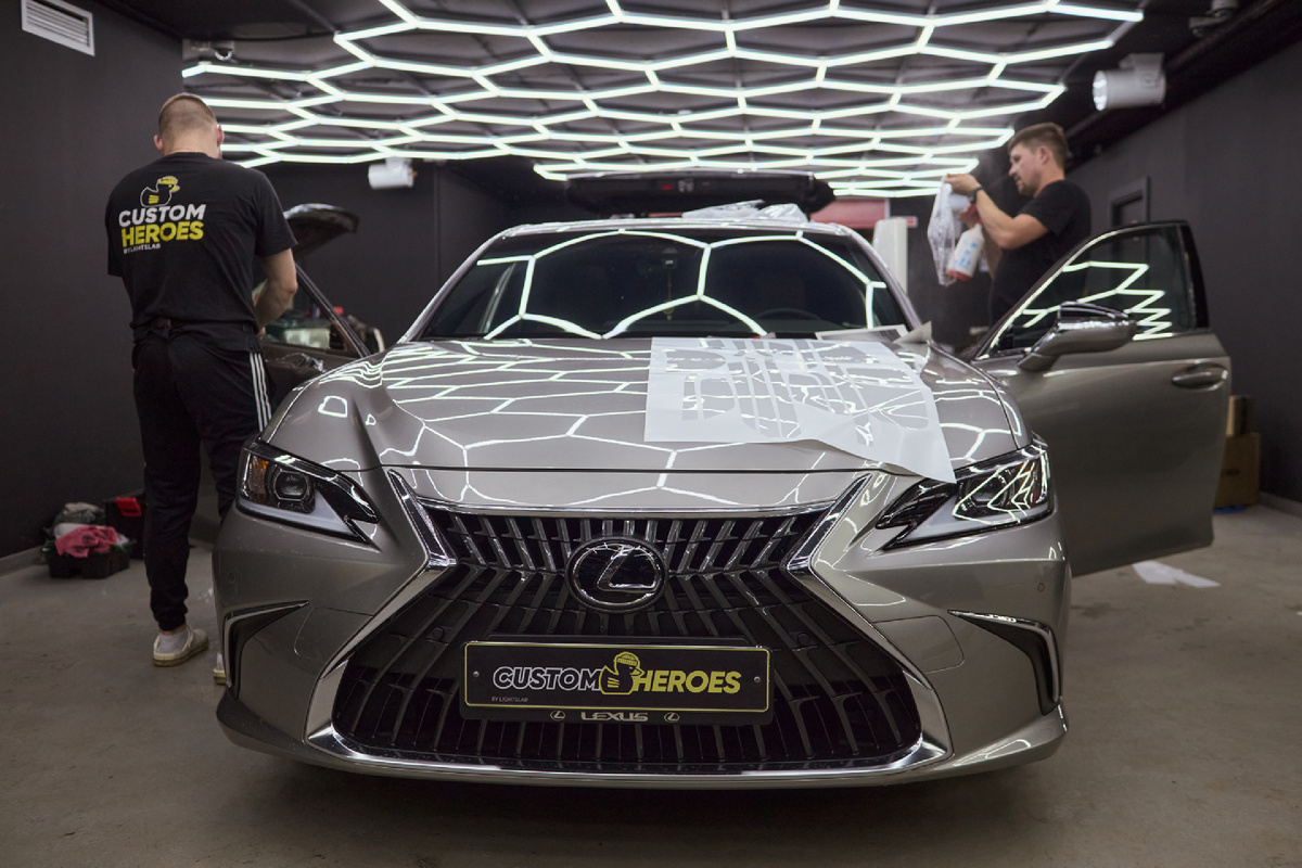 Источник фото: https://custom-heroes.ru/raboty/marka-avtomobilya/lexus/lexus-es-zabota-o-detalyah-i-zaschita-na-vysshem-urovne/