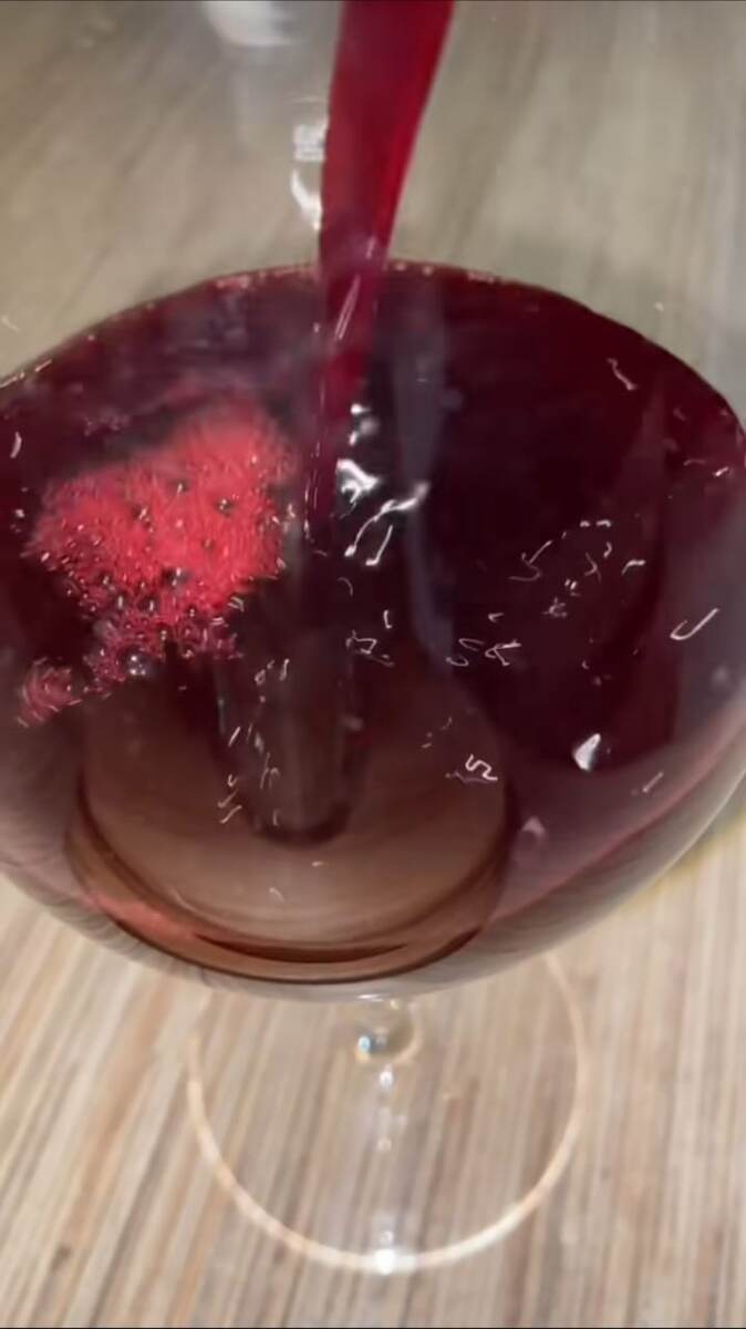 Домашняя наливка из вишни – это русский спиртной напиток. Сладкий ягодный вкус, нотки терпкости и едва уловимое миндальное послевкусие.