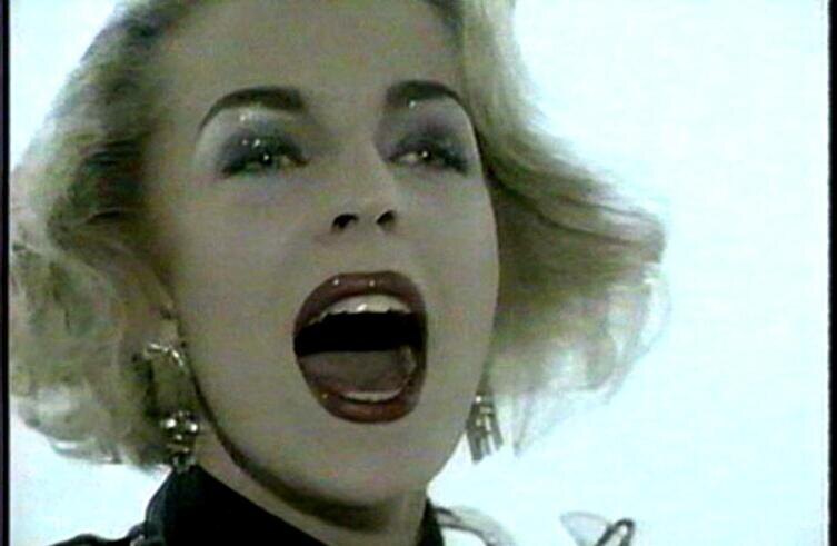   Наталья Ветлицкая в клипе "Посмотри в глаза". Фото: кадр видео