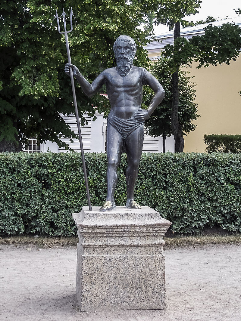 Статуя Нептуна у Монплезира /фото с сайта Википедия.  Авторство: Tsy1980. Собственная работа, CC BY-SA 4.0, https://commons.wikimedia.org/w/index.php?curid=43568200 /