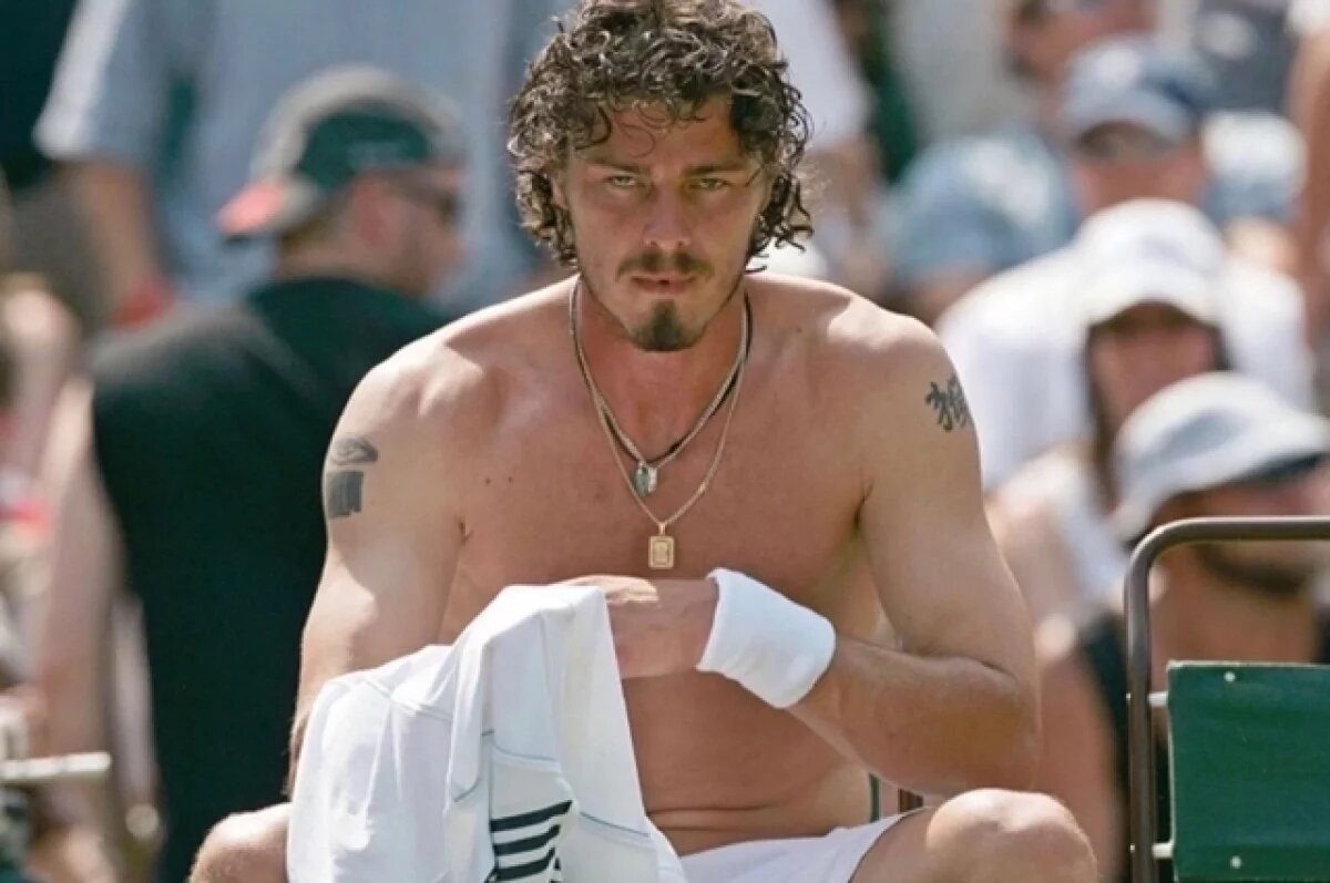    Живет один, увлекся философией.