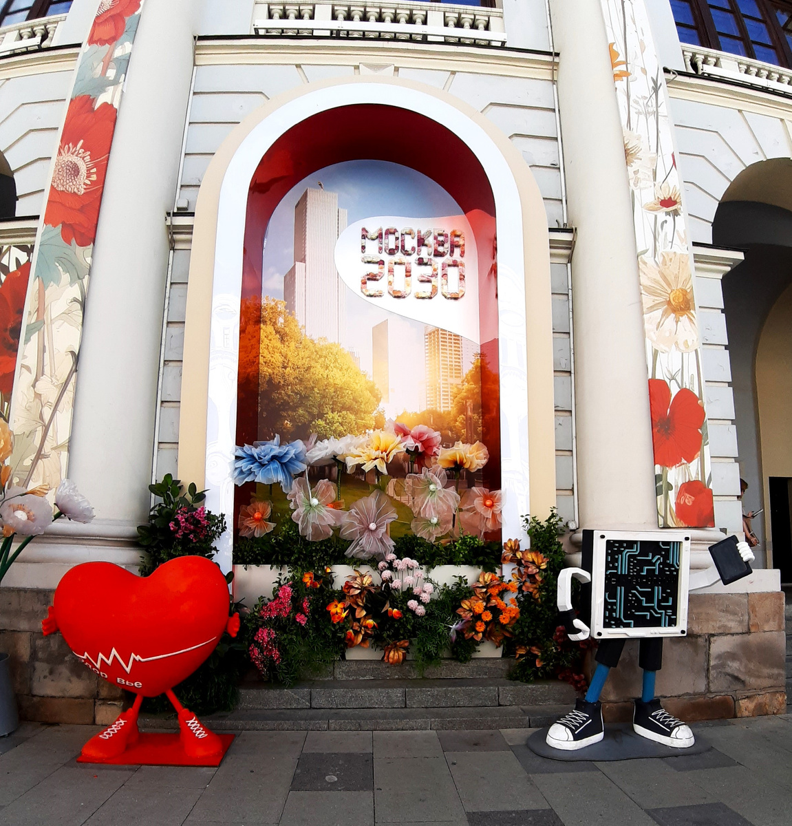 Лето 2025 в Москве. Москва 2030. Территория Будущего. Гостиный Двор - выставка «Бесконечное развитие с вечными ценностями». Вход со стороны ул. Ильинка