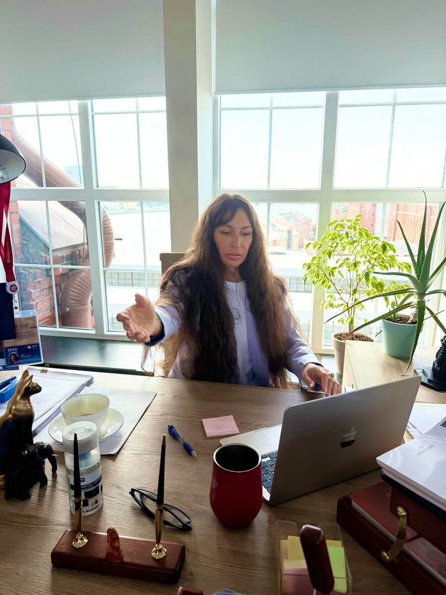 СЕО RC GROUP Мария Михайлова во время совещания рабочей группы