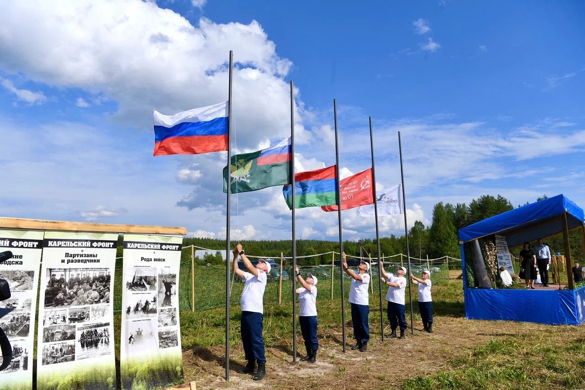    Поднятие флагов на торжественном открытии Вахты памяти ФССП-2025. Фото: "Республика"/ Оксана Кудряшова