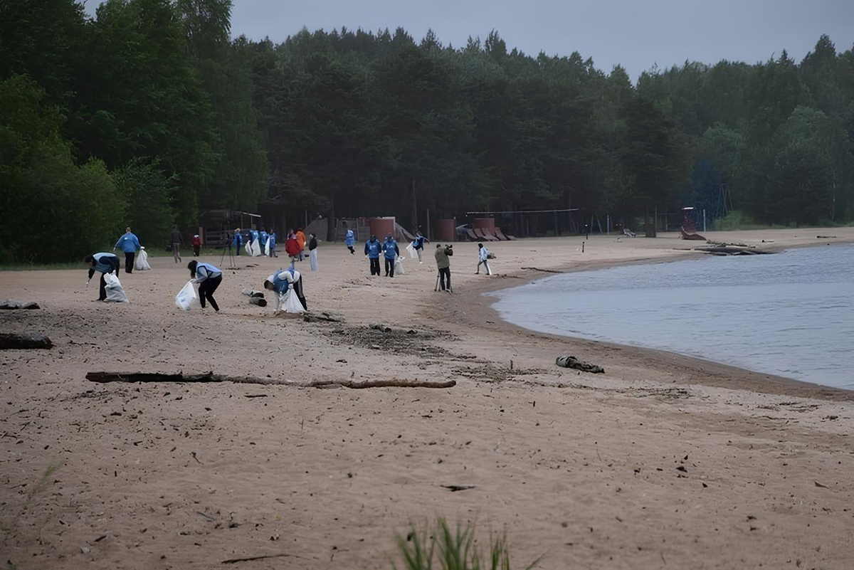 Озеро Круглое в Тюмени реанимируют: 40 сетей и 50 мешков мусора за один день