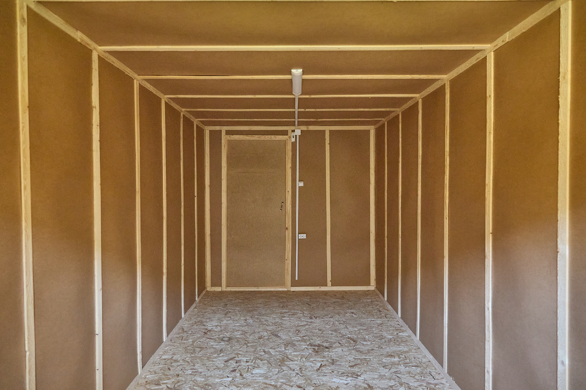 - Древесноволокнистая плита (ДВП) — бюджетный и практичный вариант для быстрого монтажа.