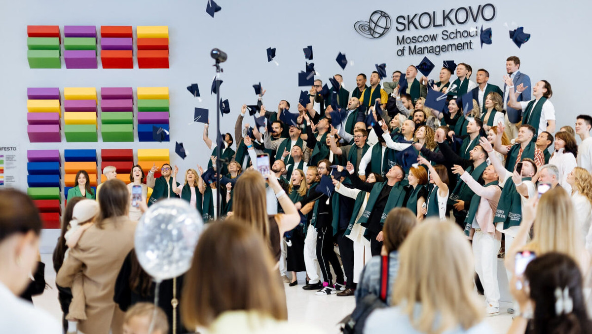    Школа представляет как офлайн, так и онлайн-программы. Фото: соцсети Школа управления Сколково.