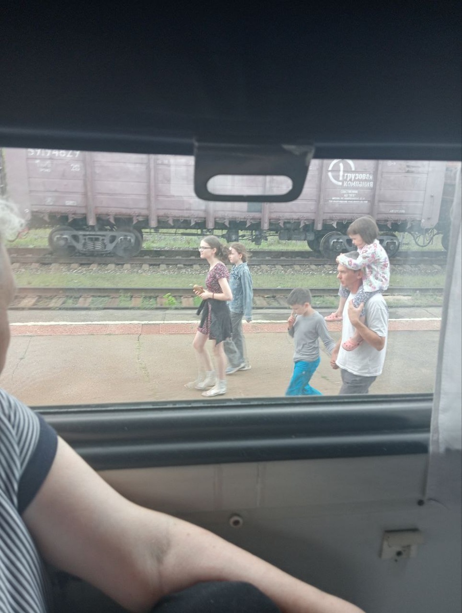 Ника плачет