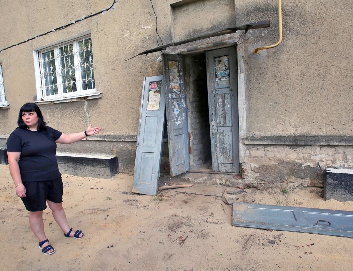 Вход в подъезд дома, где осталось имущество жильцов, каждую ночь приходится охранять своими силами  📷
