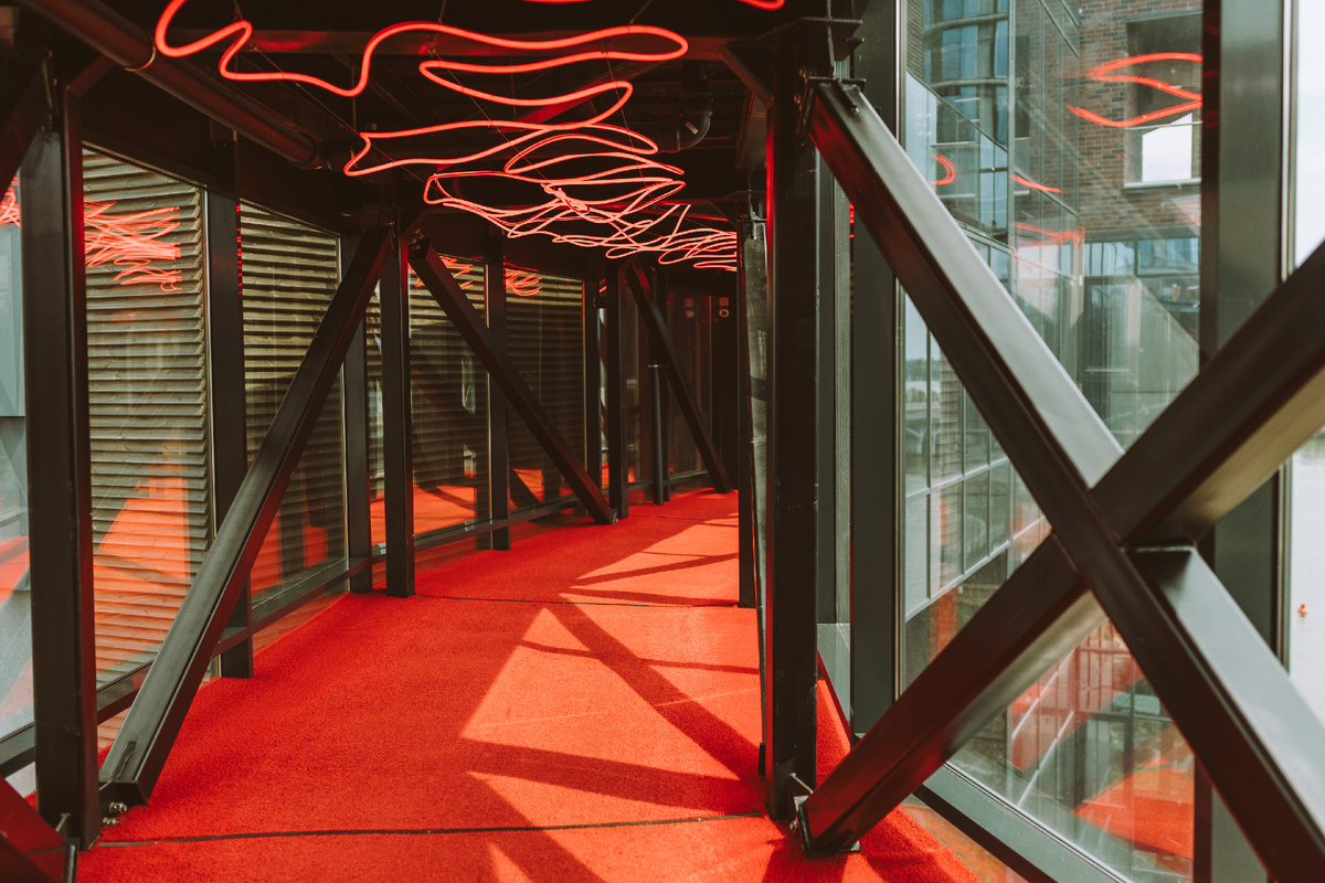 Это мост между двумя ресторанами. Мост! Не просто лифт или лестница.