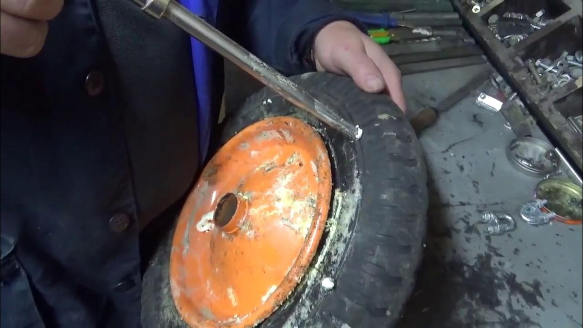 Иногда вопрос решается очень просто. В поврежденное колесо заливают монтажную пену)