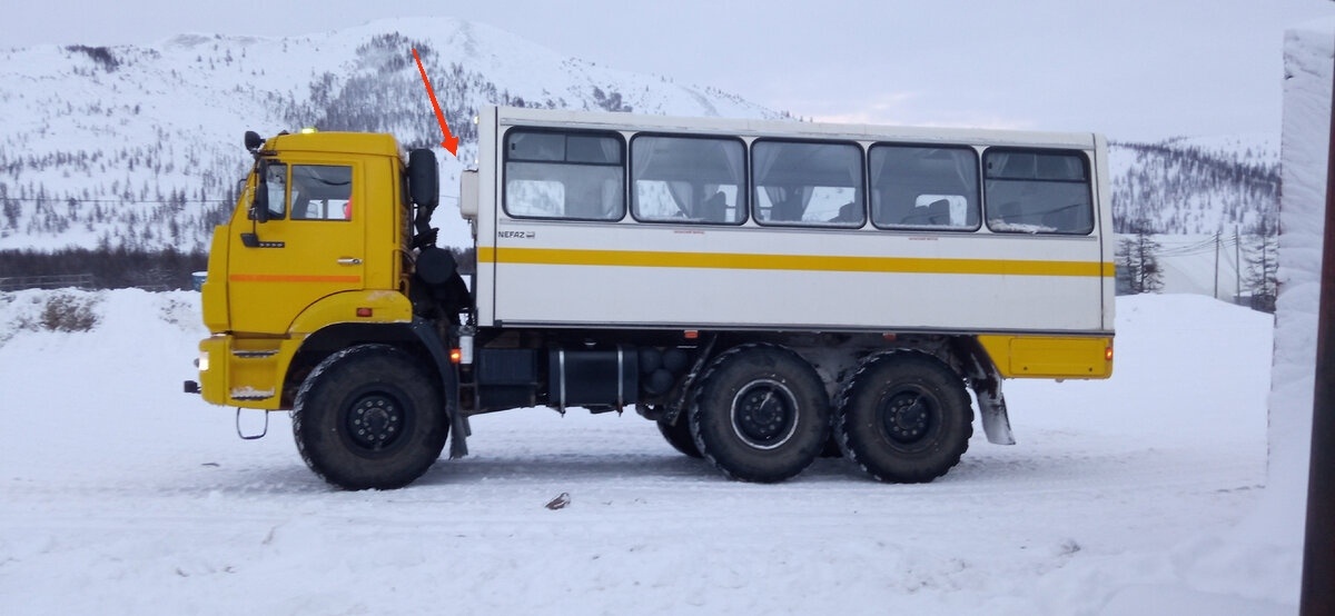 На фото показано размещение бачка для заправки воздушного отопителя 