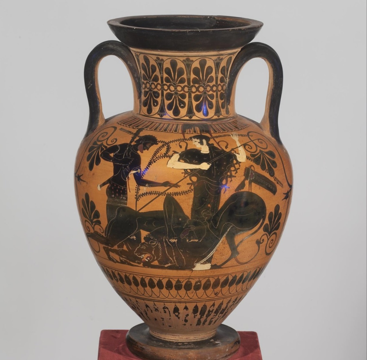 Мастер Антиопы. Амфора чернофигурная: Геракл со львом, Афина, Иолай и четыре воина с собакой. Около 500 г. до н.э. Высота: 39,9 см; диаметр венчика: 19,1 см; диаметр основания: 14,5 см. (Не представлен в основной экспозиции). Государственный Эрмитаж, Санкт-Петербург 