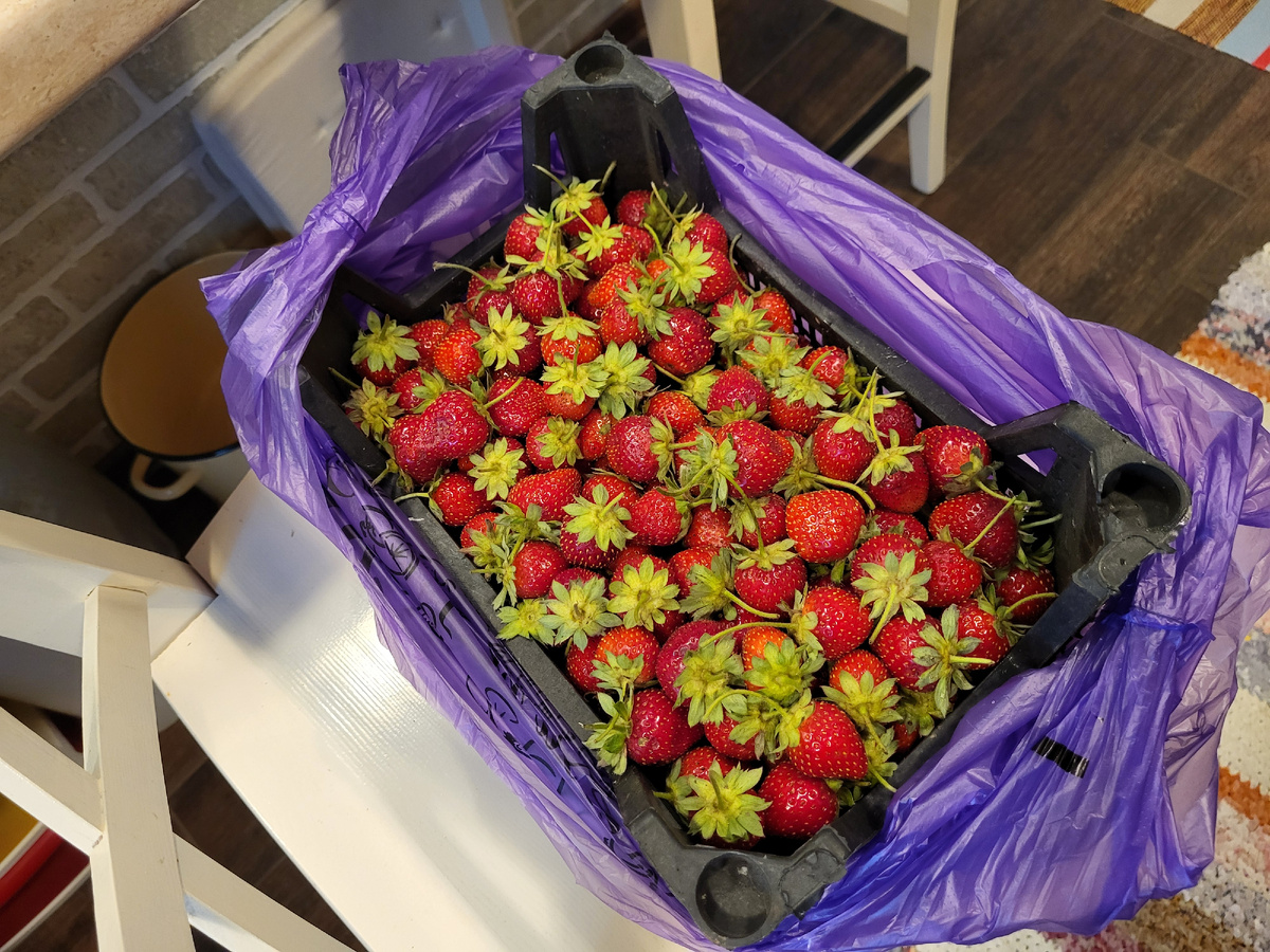 Вот такие 2 ящичка по 1,5 - 2 кг купила на варенье.