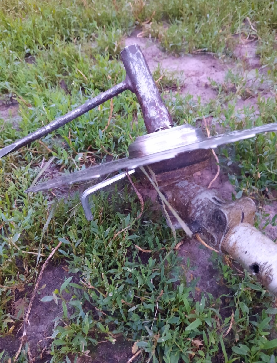 Нужно вставить шестигранник или любой подходящий по диаметру предмет для блокировки. Фото автора 