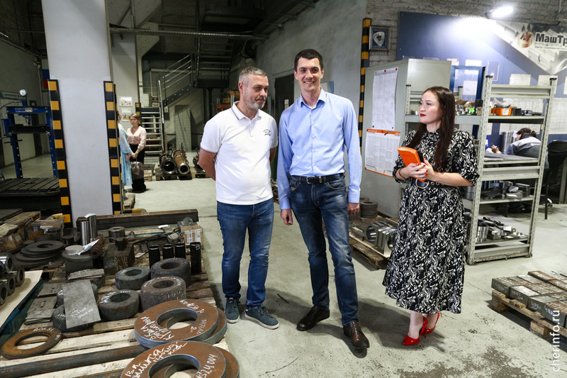    Об этом сегодня мэру Череповца Роману Маслову сообщил гендиректор предприятия Владимир Щигель-Ермолов. Источник: https://cherinfo.ru/news/141618