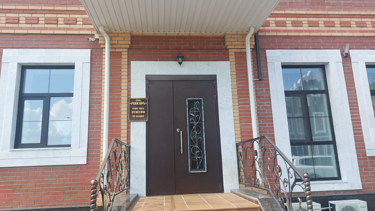 Вход в отель