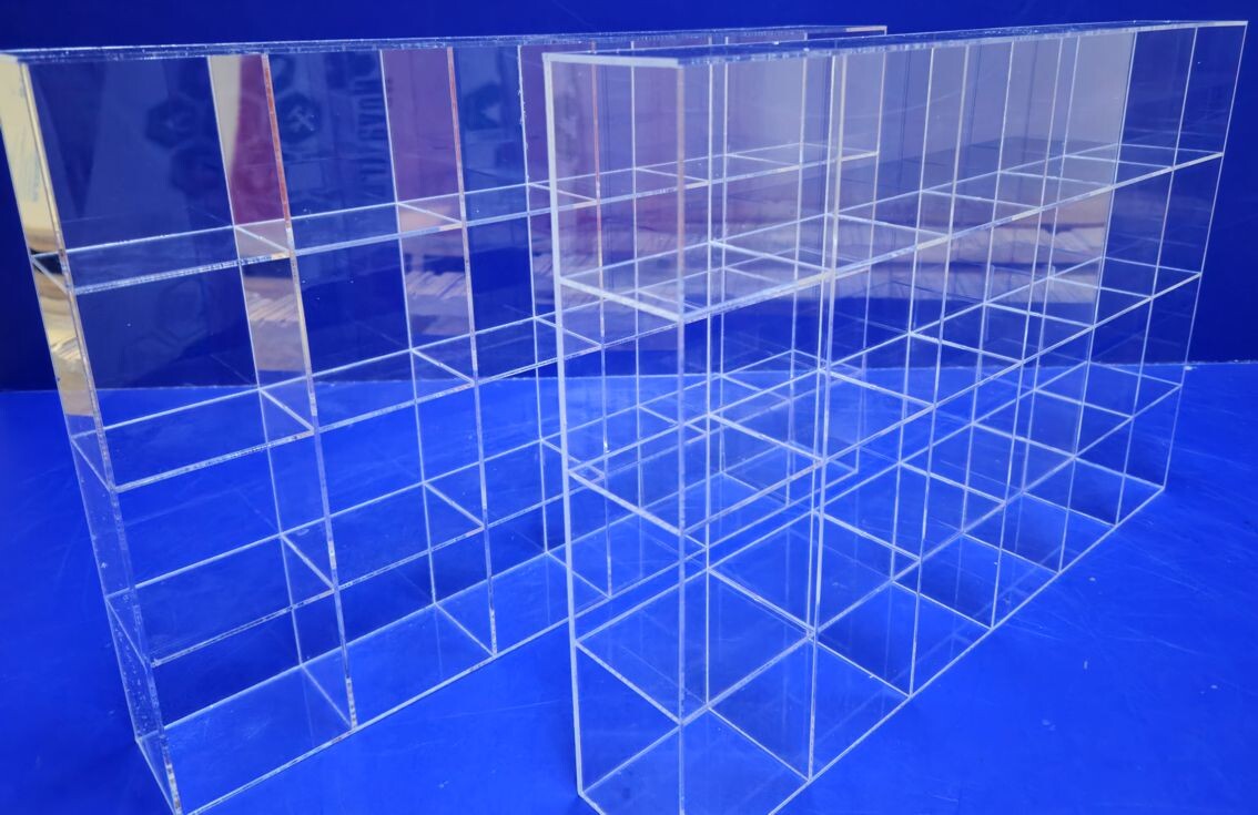 Ячейки и накопители для товаров.