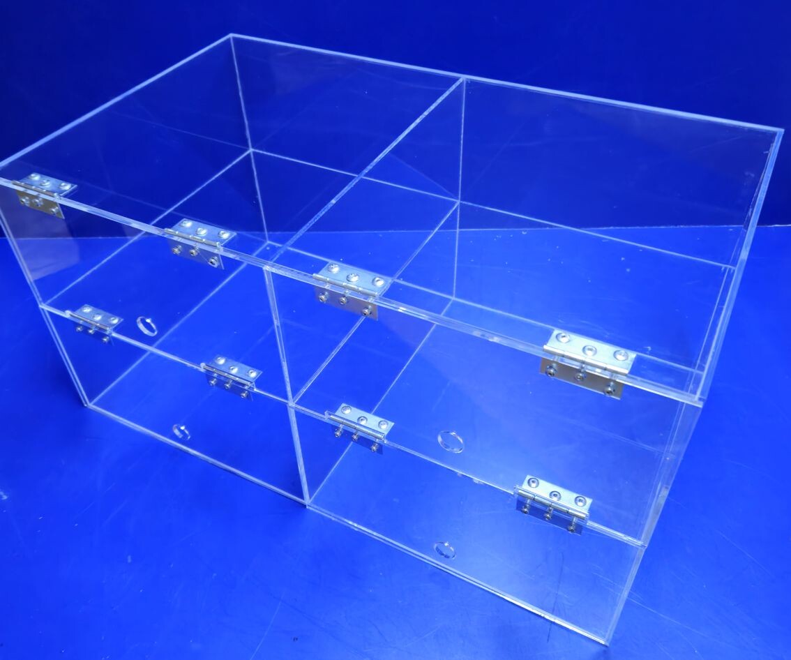 Витрины из прозрачного оргстекла.