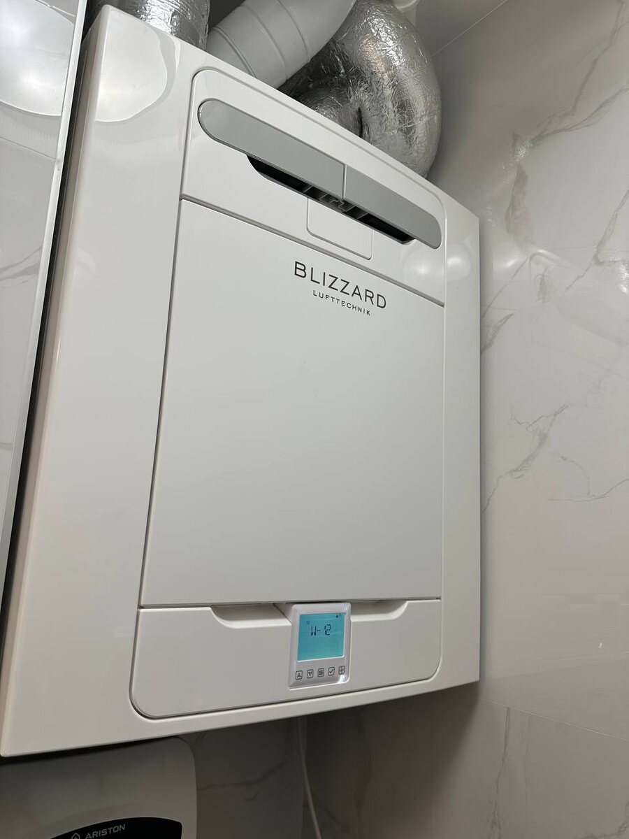 Blizzard L3 ES - компактная приточно-вытяжная установка с рекуперацией тепла. Сертификат по КПД рекуператора 91,2%, класс A+. Встроенный преднагреватель воздуха: 50 - 2000 Ватт (плавное регулирование). Оборудование изготавливается в Великобритании, специально для Blizzard Lufttechnik.