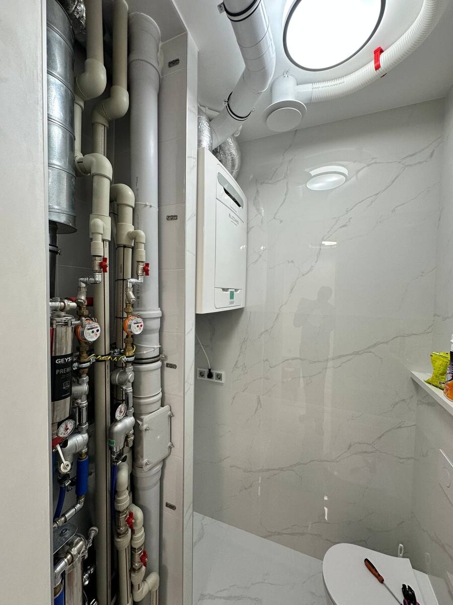 Приточно-вытяжная установка Blizzard L3 ES в санузле частного дома.