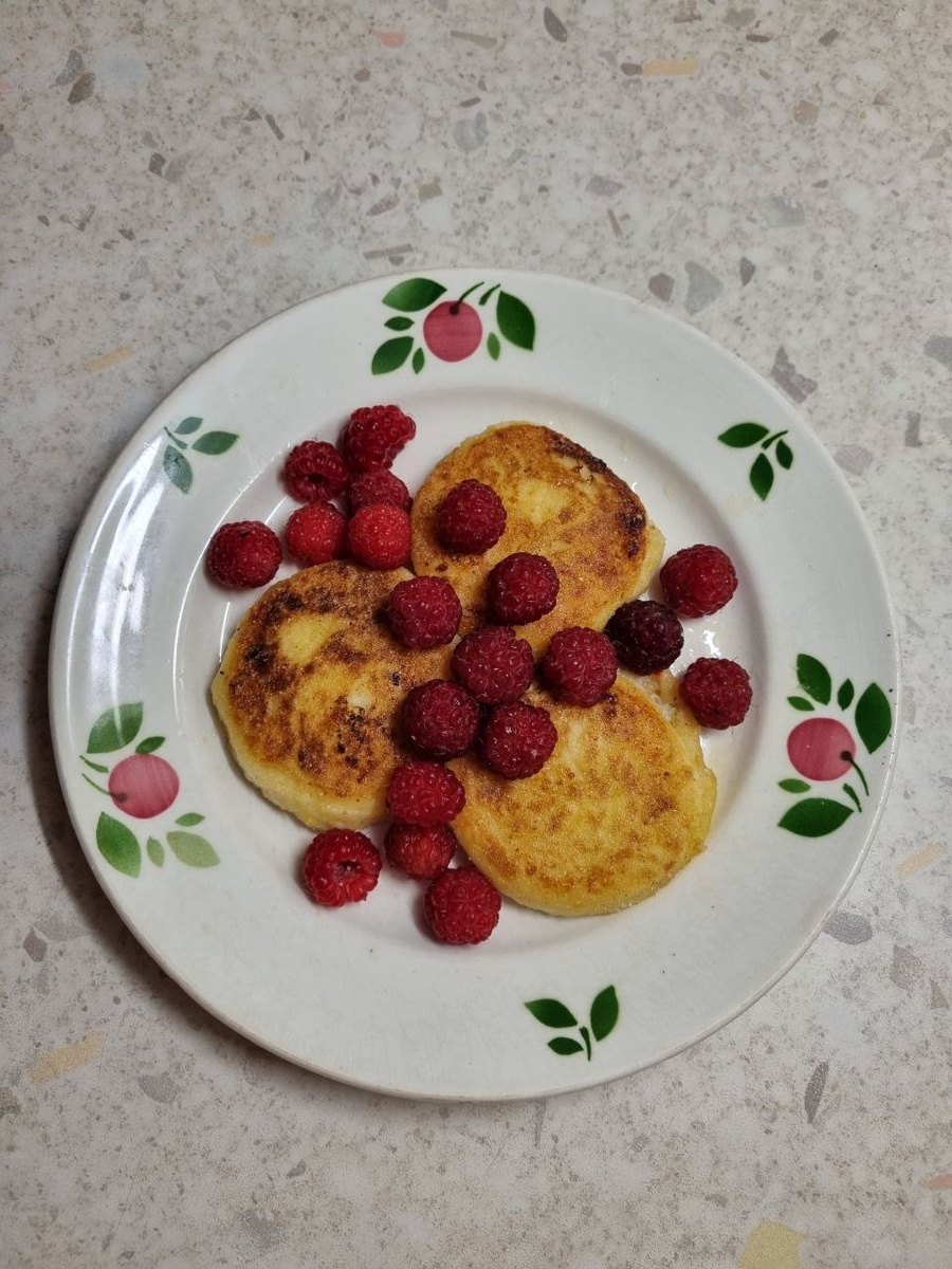 Очень полезный и вкусный завтрак - сырники с малиной!