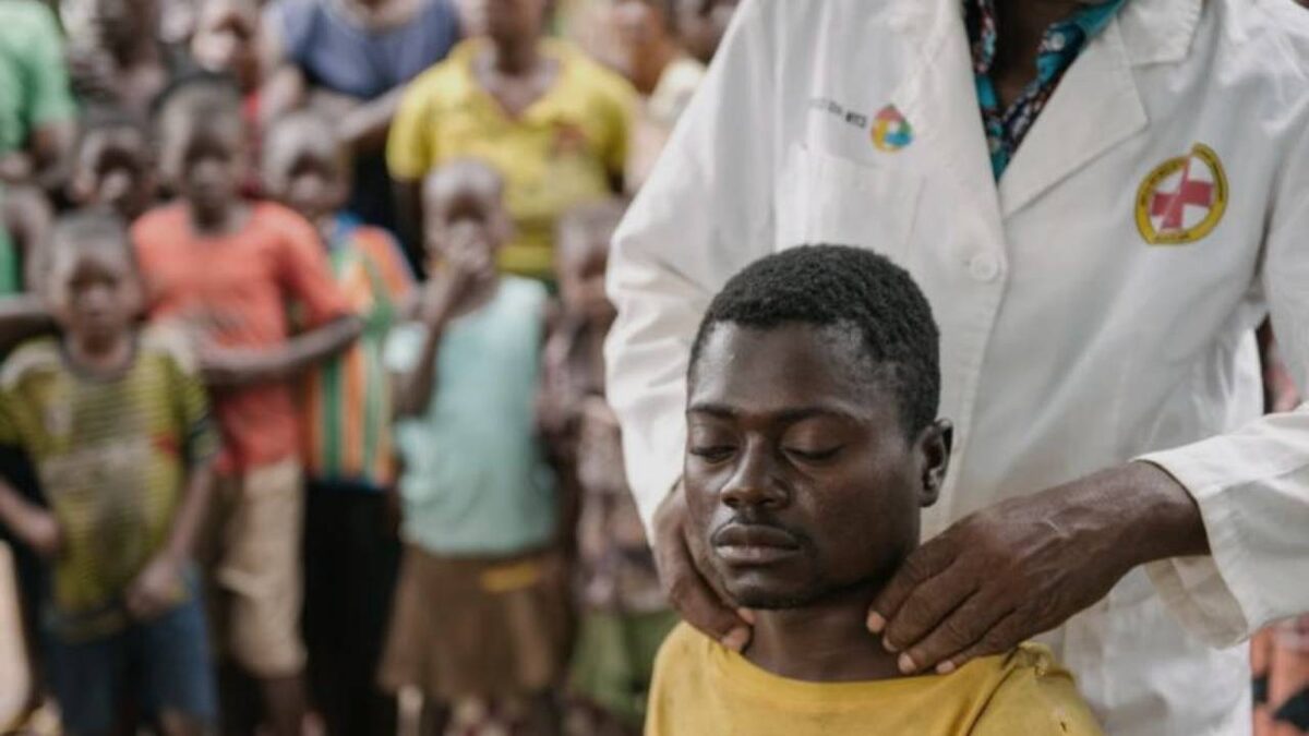 Проверяет на сонную болезнь