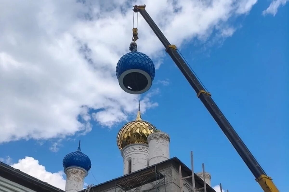    Под Ярославлем храму установили купола
