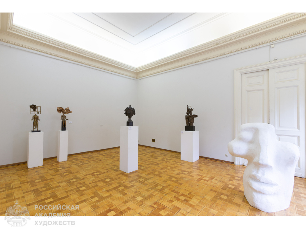 Фрагмент экспозиции «Александр Бурганов. Скульптура» в залах Российской академии художеств (Москва, Пречистенка, 21). Фото: Виктор Берёзкин, пресс-служба РАХ. 2025.