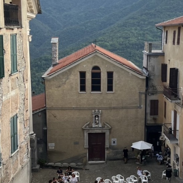 Центральная площадь и молельня Святого Иоанна Крестителя 