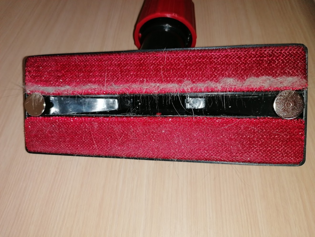 Пару раз просто провела щёткой по дивану, без пылесоса. Кстати, визуально шерсти не было