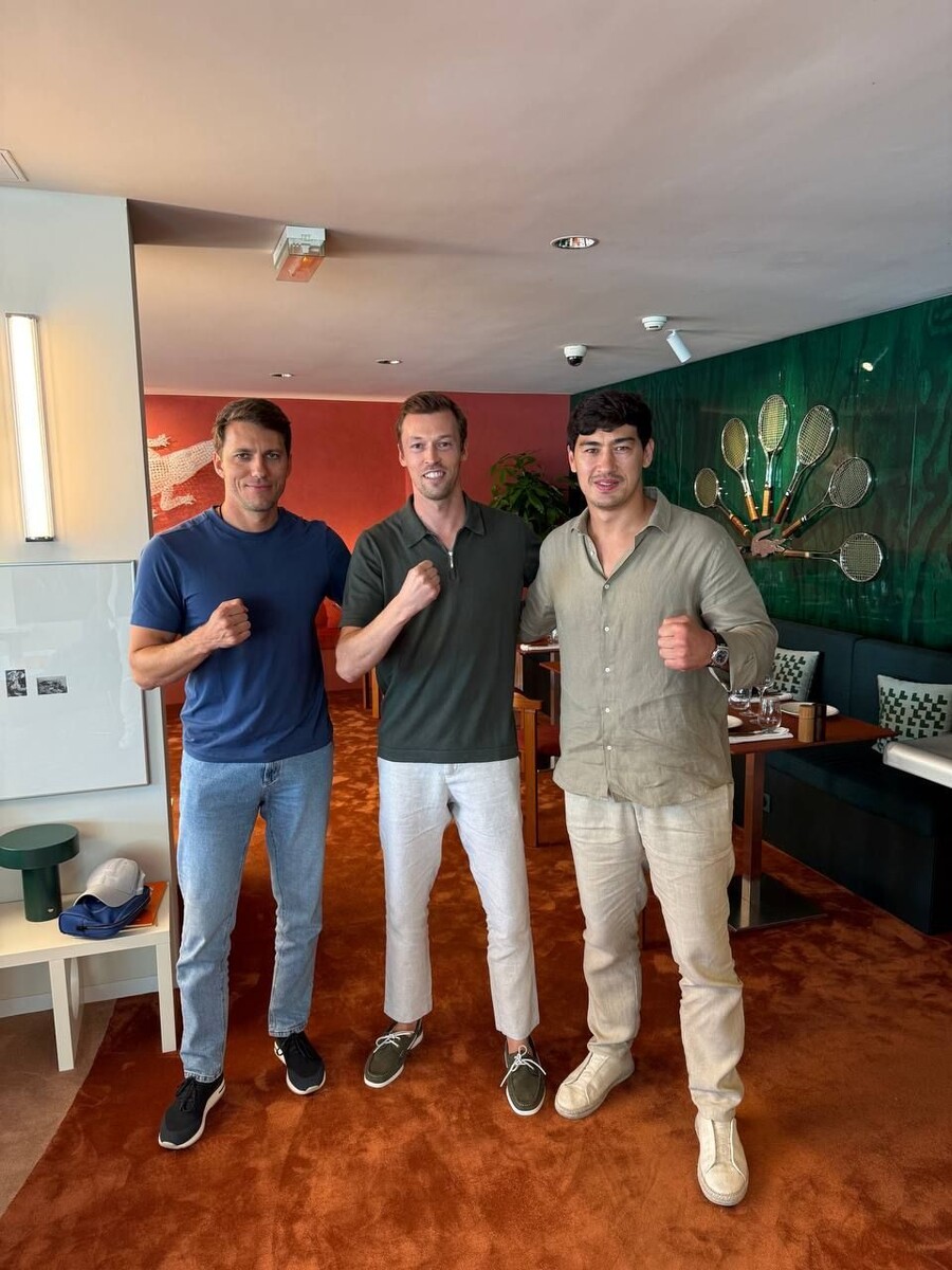    Дмитрий Бивол (справа) и Даниил Квят (в центре)Фото: Соцсети