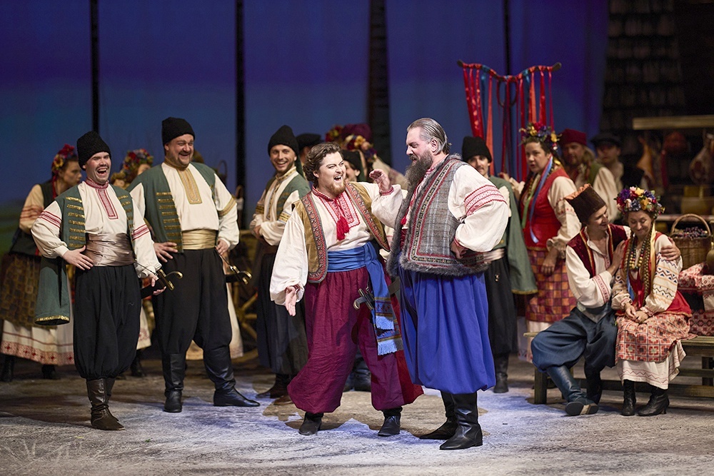    Постановка мудро делает акцент на разноцветье ярмарки, обходя все болезненные подтексты сюжета. / Михаил Вильчук / Мариинский театр