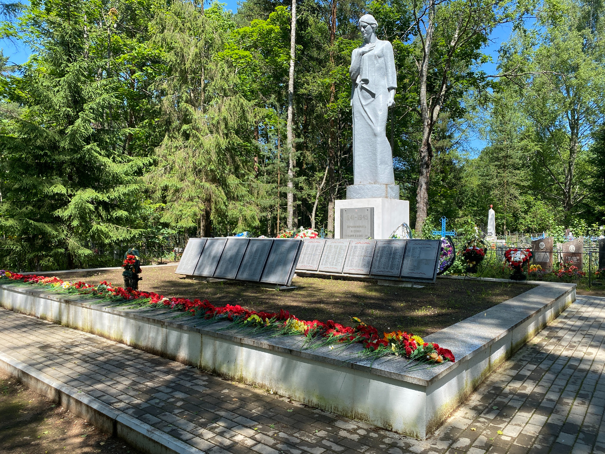 Это я на братской могиле в городе Осташков. Я нашла на Памяти народа, что похоронен в Осташкове, но чтобы узнать конкретное место я позвонила в местный военкомат. Без помощи военкомата, я бы не нашла, так как могила была в глубине городского кладбища, на карте не указана. Но лучше заранее отправлять запрос в военкомат через почту России