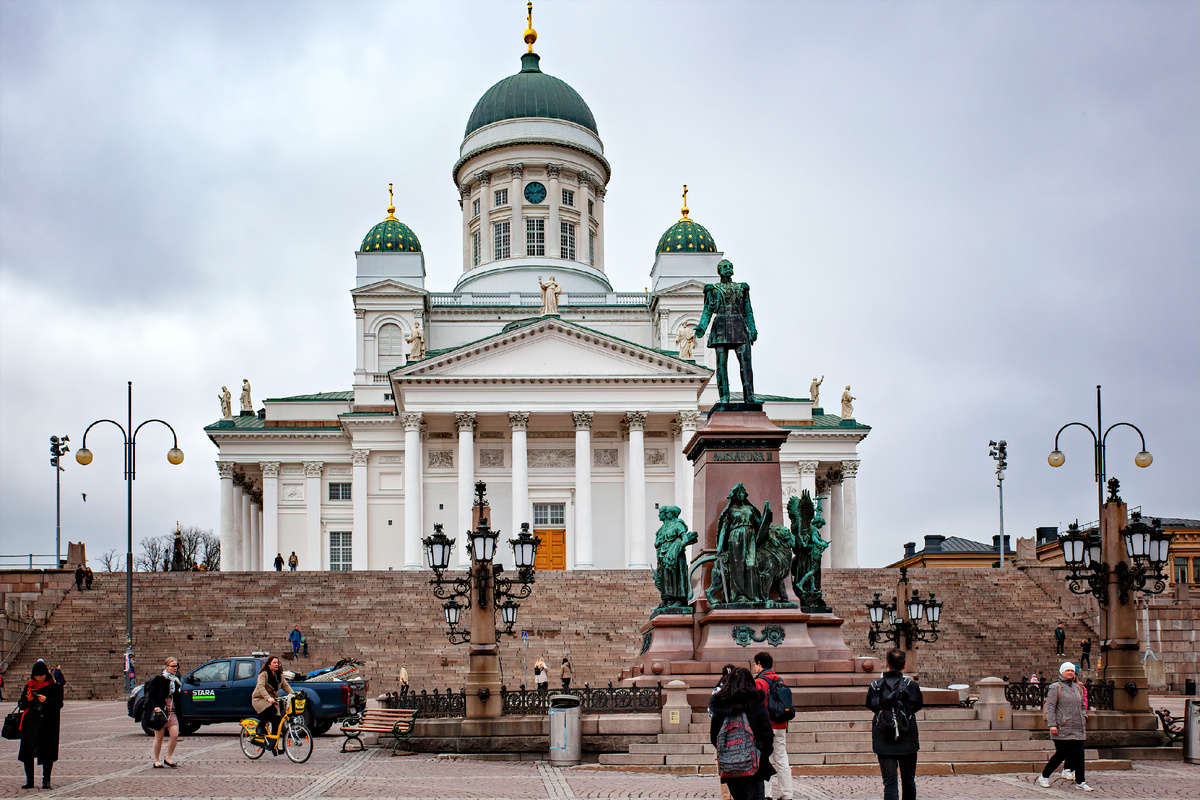 Кафедральный собор Хельсинки, памятник императору Александру II