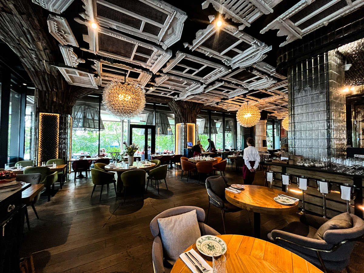 Вид на зал ресторана «‎СибирьСибирь»‎ → 