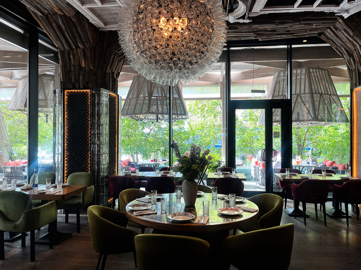 Столики у окна →