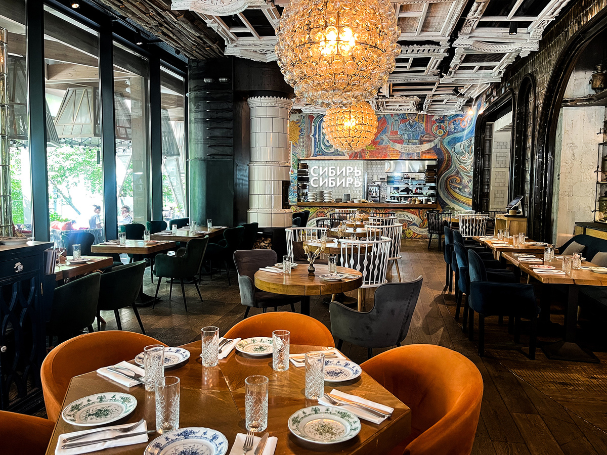 В глубине зала можно наблюдать две открытые кухни и печь →