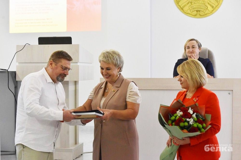 Почётную  грамоту Национального собрания Республики Беларусь Александру Леонкову вручают депутаты парламента Анжелина Сыромятникова и Людмила Сапего.