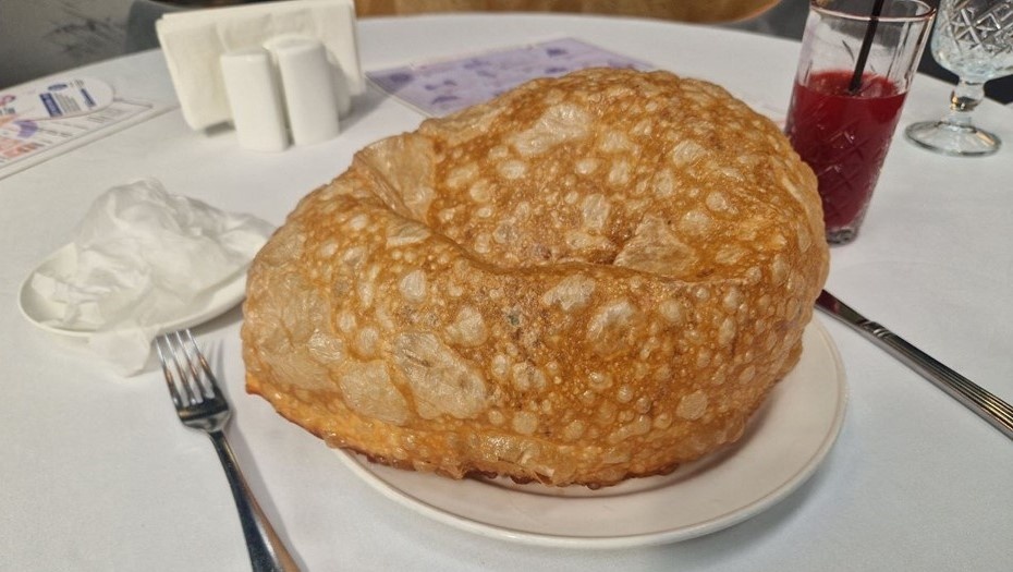    Гранд чебурек в московском ресторане. Автор фото: РИА Новости
